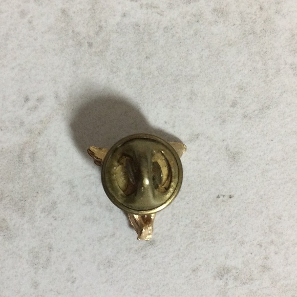 Gold Cupid pin with arms open - Picture 5 of 6
